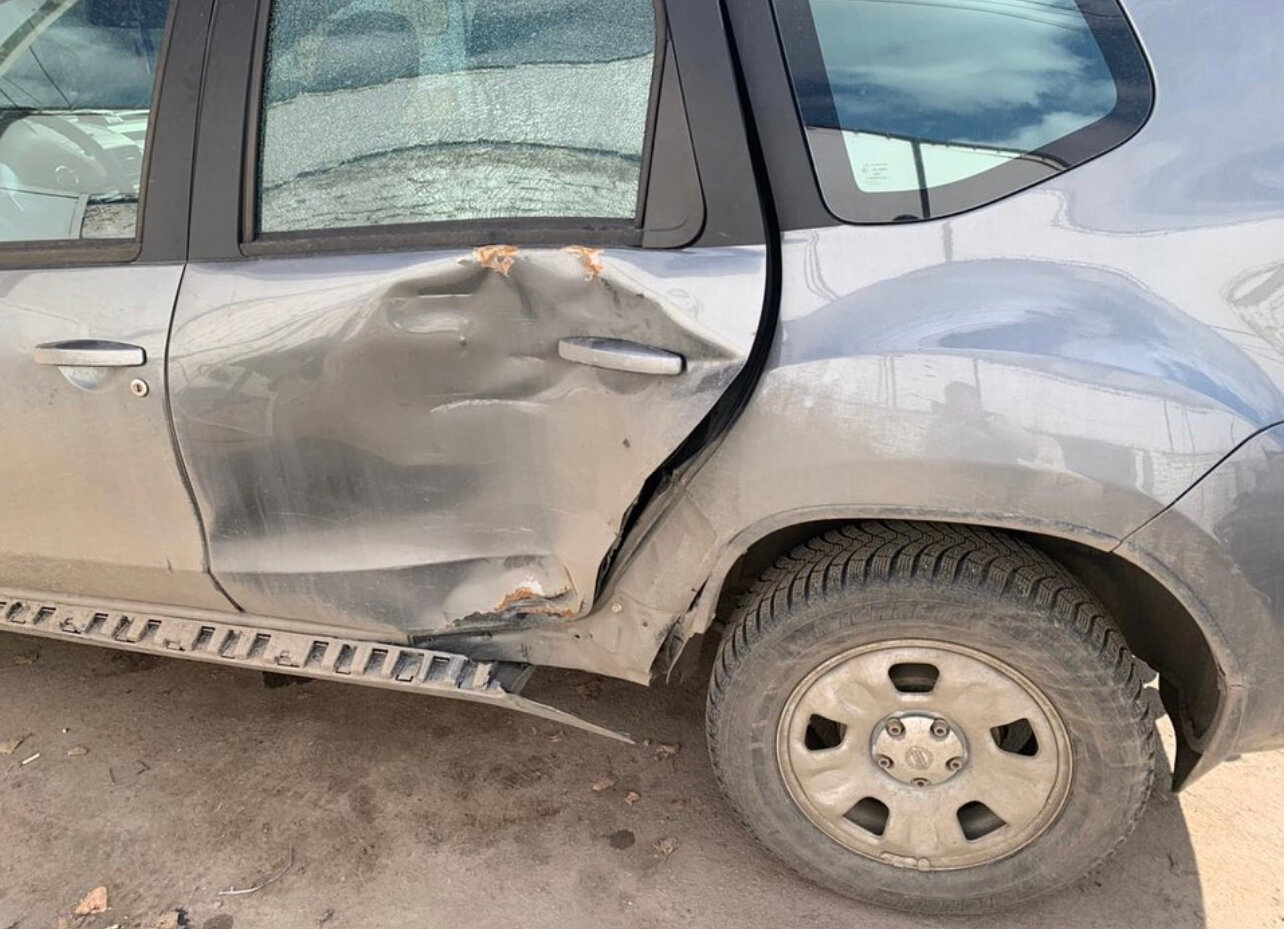 renault duster, грязь по ока renault duster, автомобиль, бежевый рено дастер 2013 года после аварии грязный салон, голубой дастер рено дтп