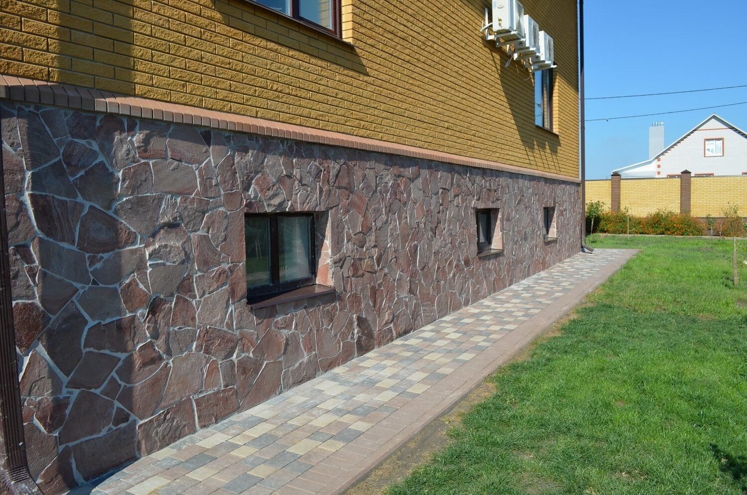 отделка цоколя натуральным камнем, облицовка цоколя бутовым камнем, цоколь облицованный природным камнем, облицовка цоколя камнем, отделка цоколя плитняком деревянного дома