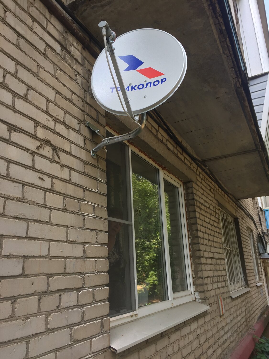 спутниковая тарелка триколор маленький, антенна триколор маленькая, спутниковая антенна триколор, антенна триколор на стене, тарелка триколор