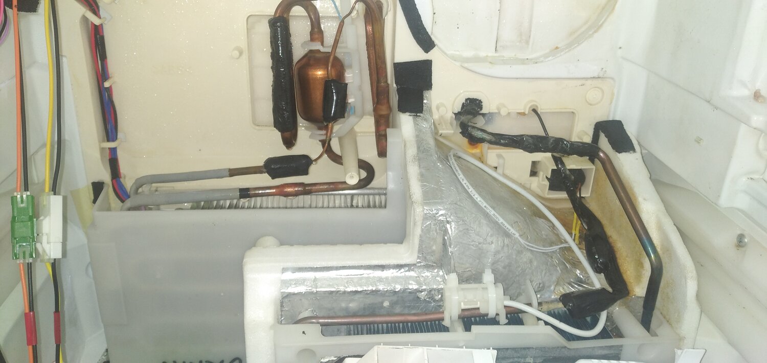 шумит морозилка индезит, починка направляющих морозильной камеры, трубка сзади холодильника индезит, холодильник