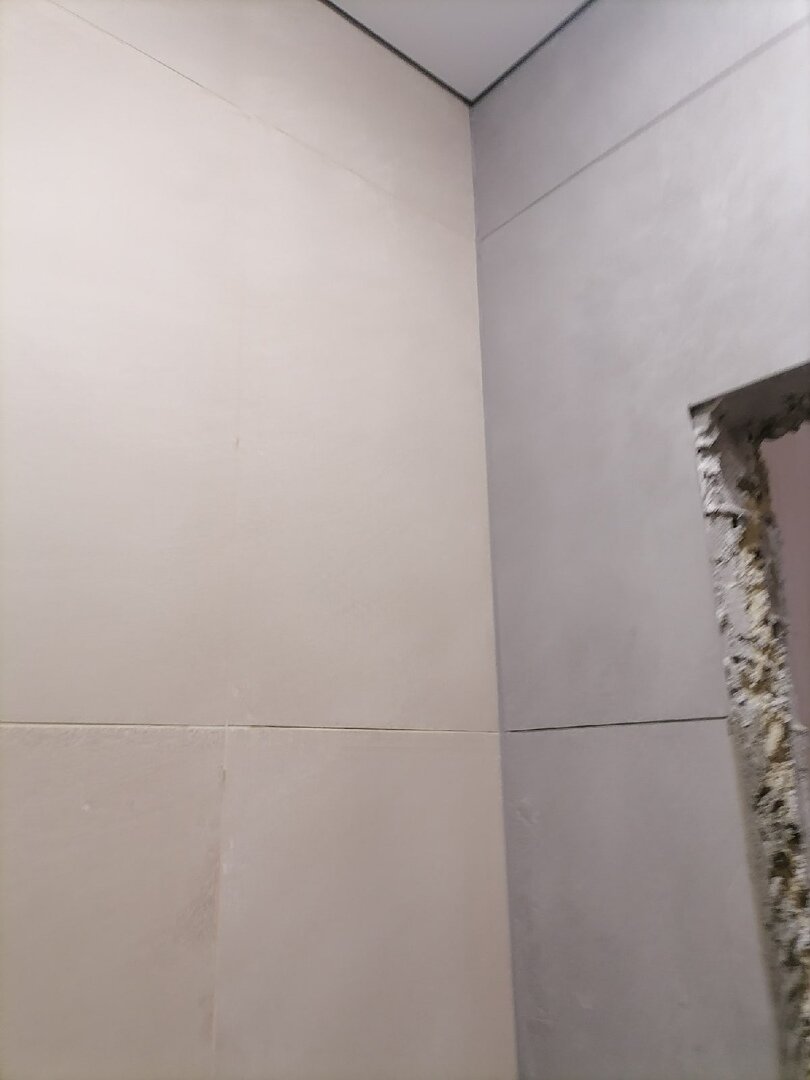 вертикальная укладка керамогранита на стену, выкладывание керамогранита на стену, углы плитки в ванной, плитка 20х30 горизонтальная укладка, стена