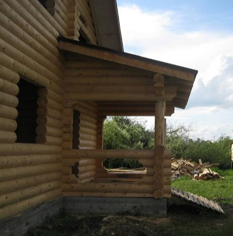 Сруб из оцилиндрованного бревна