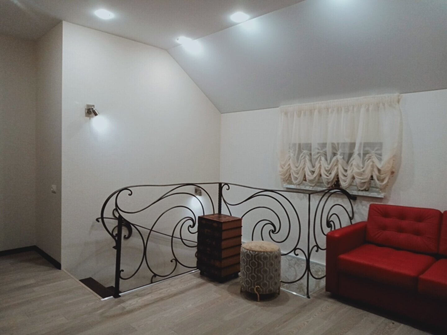 кованые элементы в интерьере дома, коттедж, лестница кованая, интерьер, мини отель