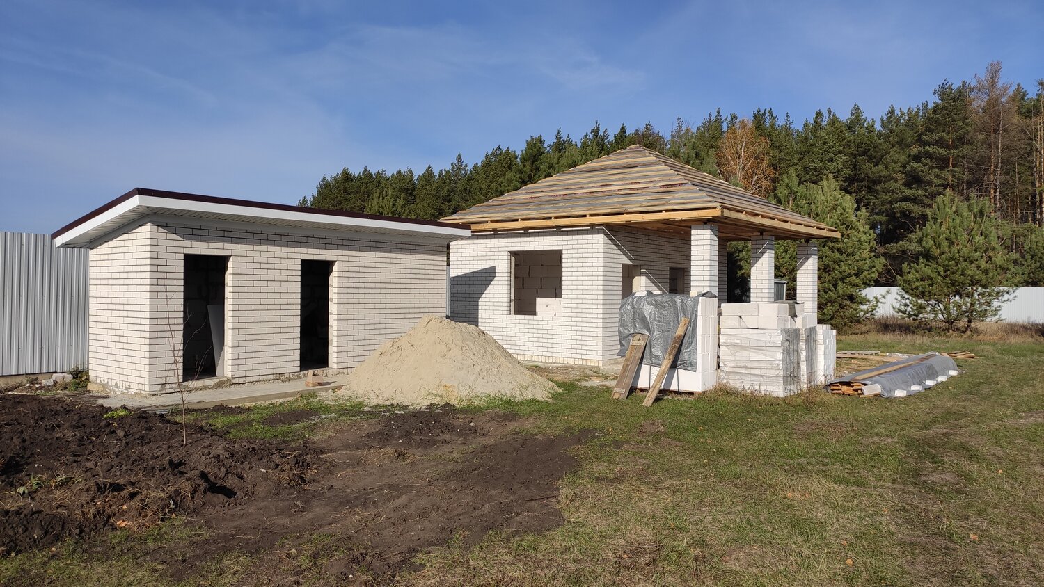 одноэтажный дом из газобетона, дачный домик из газоблоков, дом из газоблока одноэтажный с двускатной крышей, дом из газоблоков 400, дом