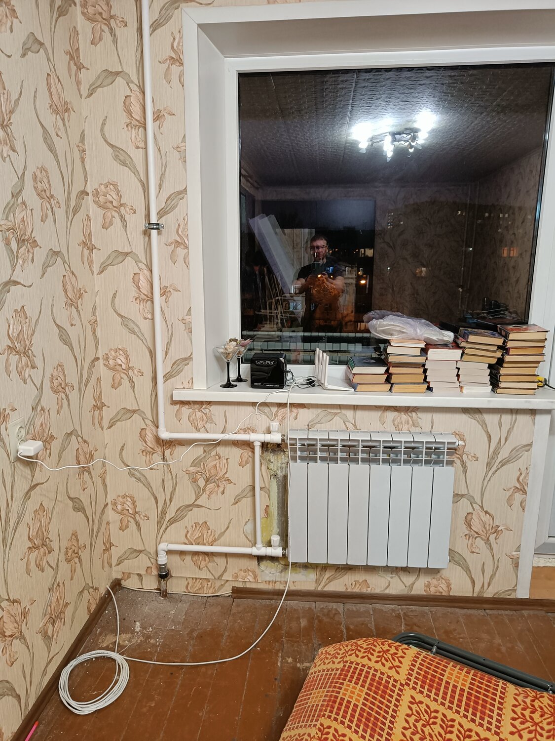 квартира, батареи отопления в сталинке, прокладка труб отопления в квартире, трубы отопления на кухне, трубы отопления под балконной дверью