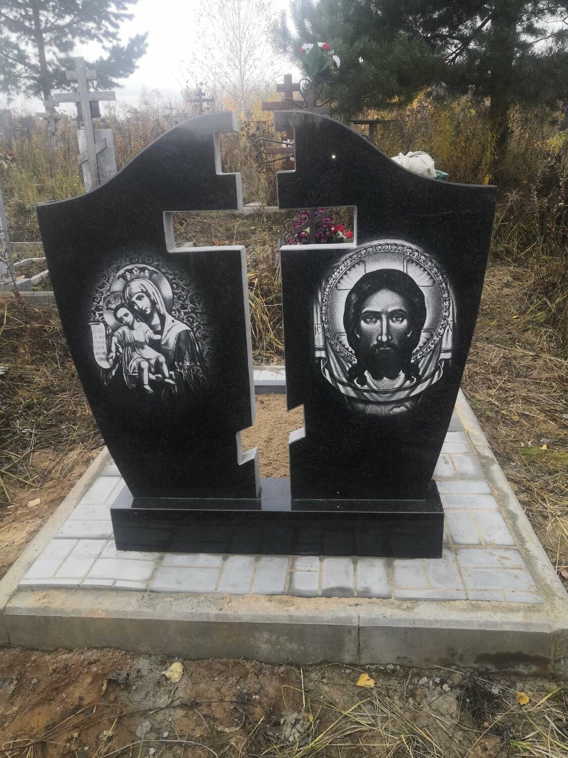 памятники на могилу на двоих, установленные памятники на кладбище, памятники на могилу сердце крест, недорогой памятник на могилу, памятник семейный на могилу оборотная сторона
