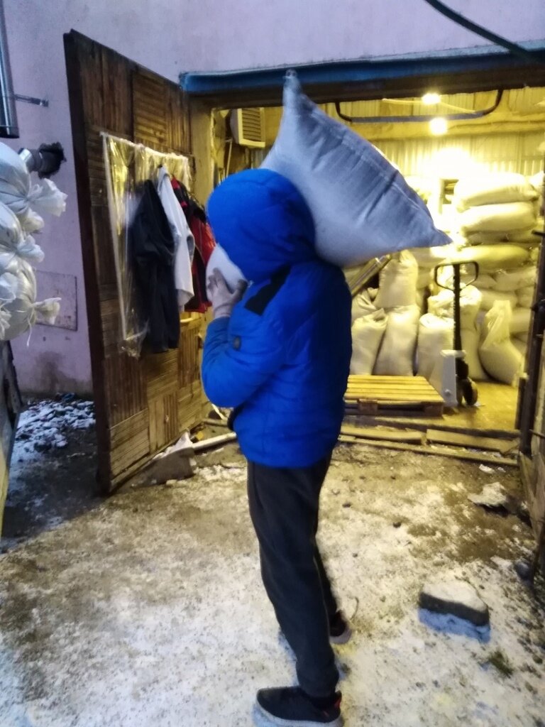 человек, сахарный мешок на человеке, охранник, грузчики в синей форме, угорели на стройке 5 человек