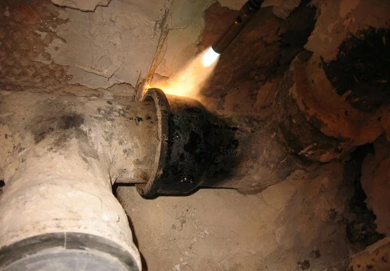 расчеканка чугунной канализации, расчеканка 73 чугунной канализации, старый чугунный тройник канализации, чугунная канализация, проржавела канализационная чугунная труба