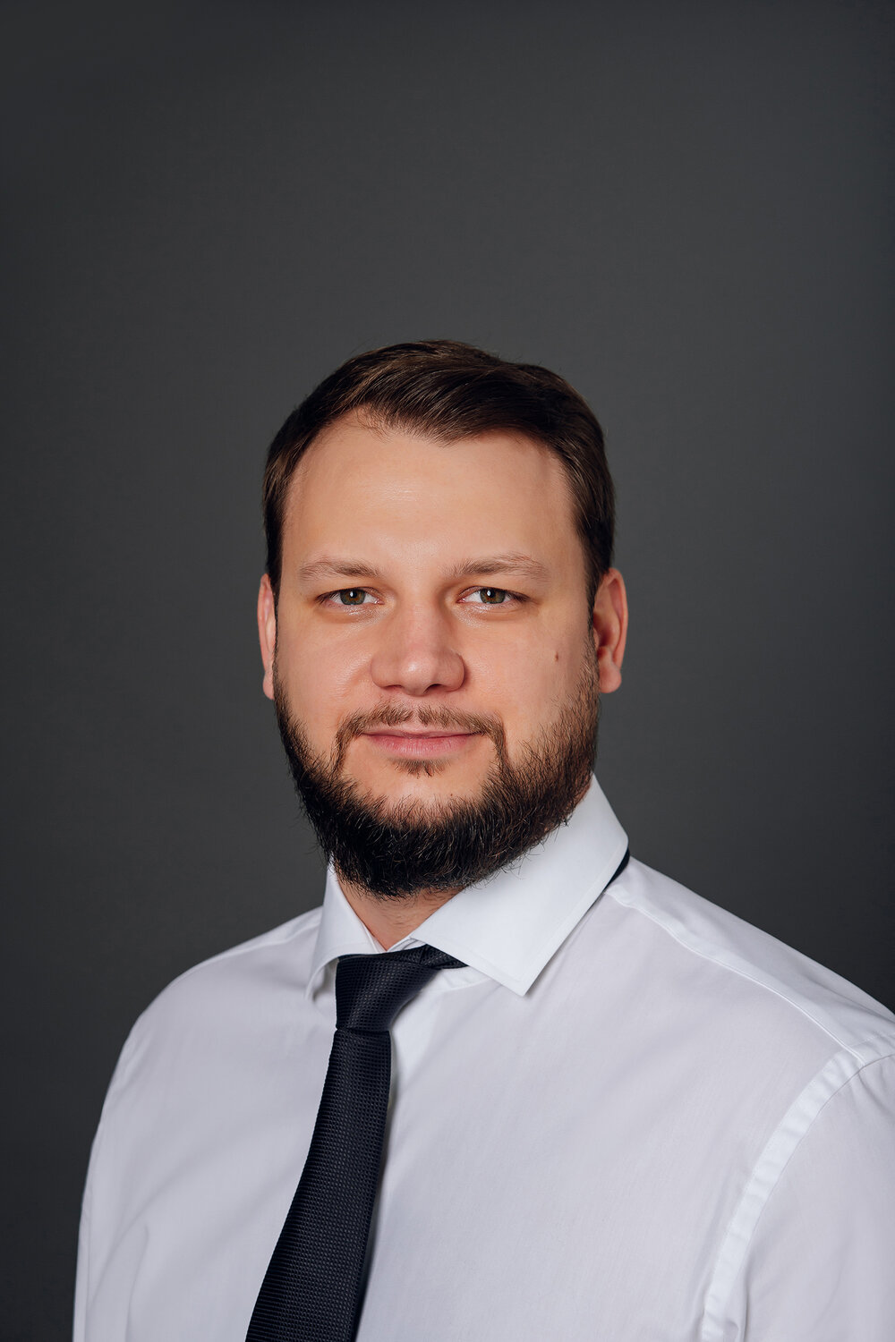 мужской портрет в студии, мужчины, человек, председатель правления, мужчина