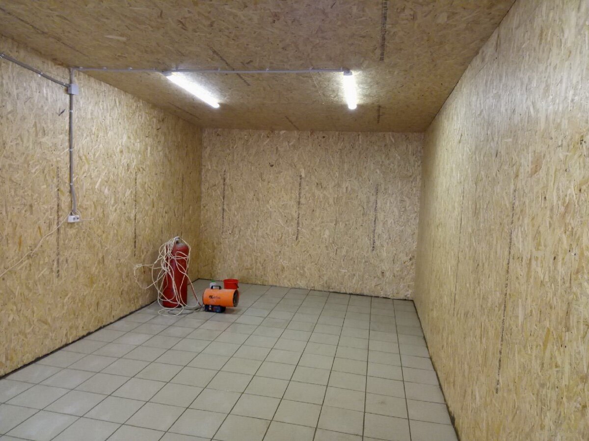 отделка гаража внутри своими руками, отделка гаража осб плитой 6:4, внутренняя отделка гаража, отделка гаража осп, обшивка гаража