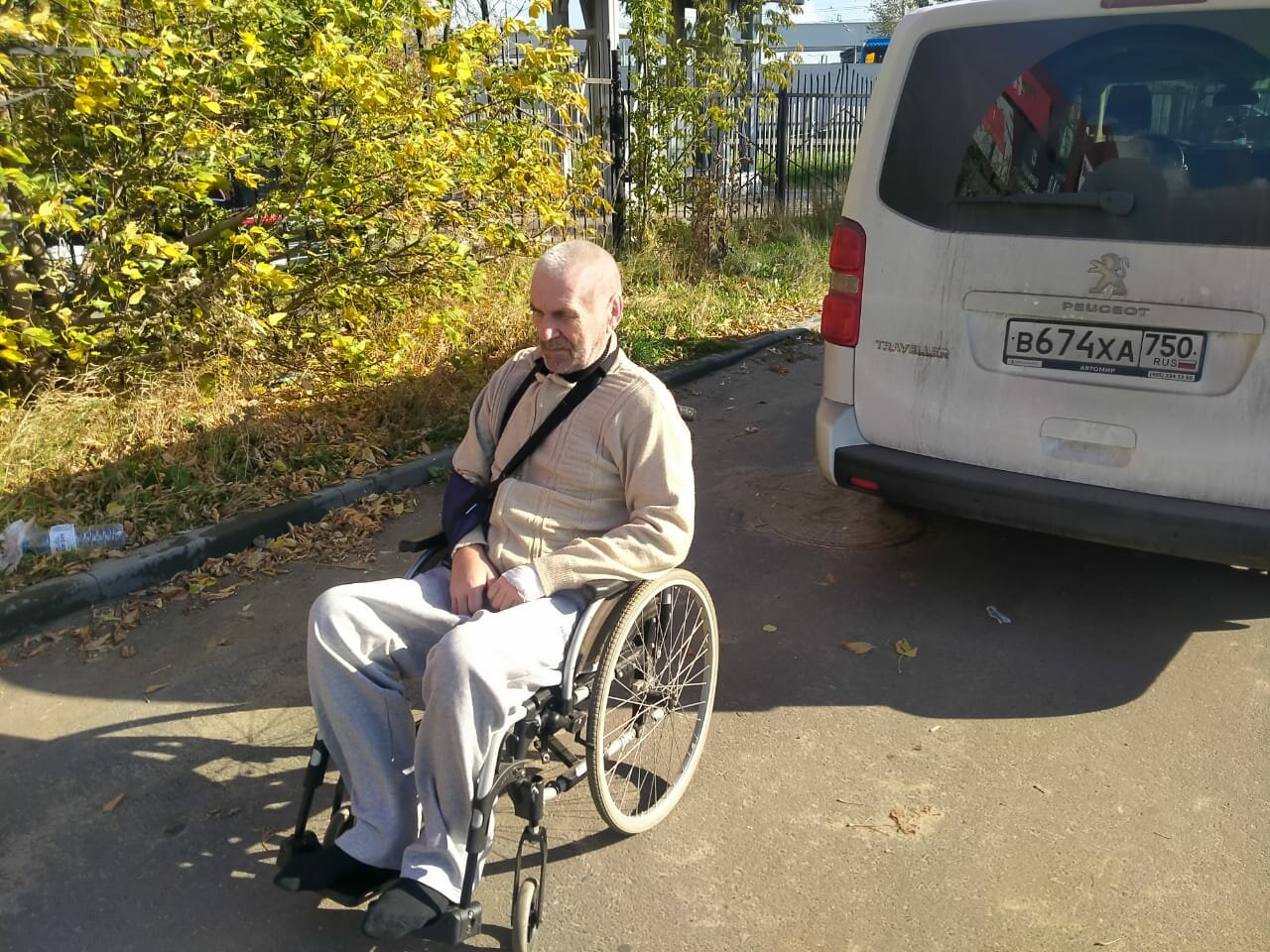 инвалидная коляска, инвалидное кресло, пешеход на инвалидной коляске, человек в инвалидной коляске, человек везет инвалидную коляску