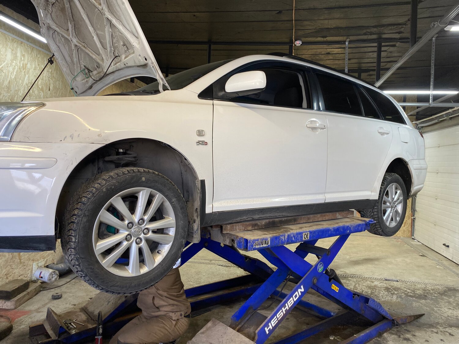 автомобиль, авто, audi a4 на подъемнике, подъемник для автосервиса, автомобиль машина