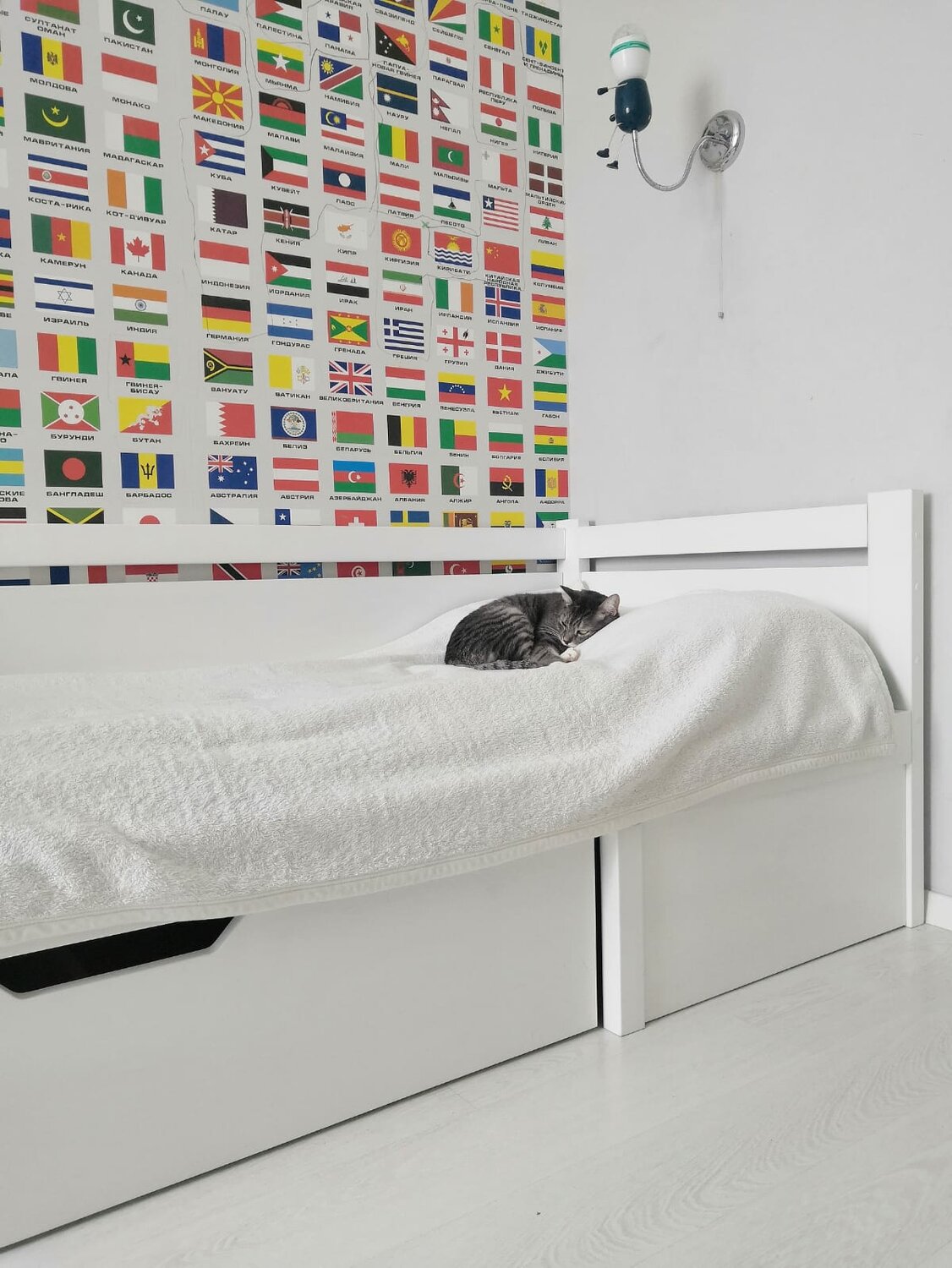 кровать флакса икеа в интерьере, кровать flaxa икеа, кровать ikea flaxa, каркасные кровать икеа 2015, кровать для подростка в скандинавском стиле