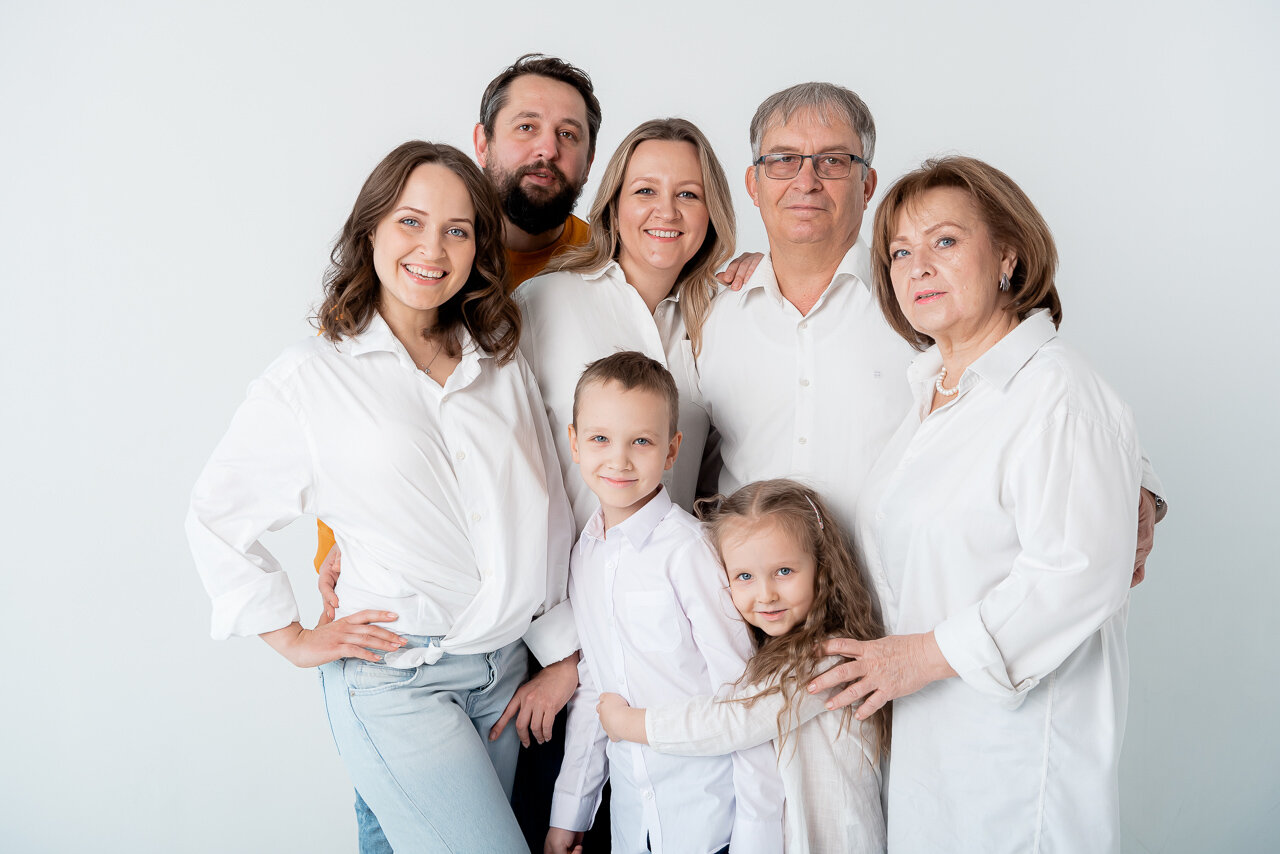 семейная фотосессия в студии, девушка, идеи семейной фотосессии в студии, семейная фотосессия, семейная фотосессия в студии чб