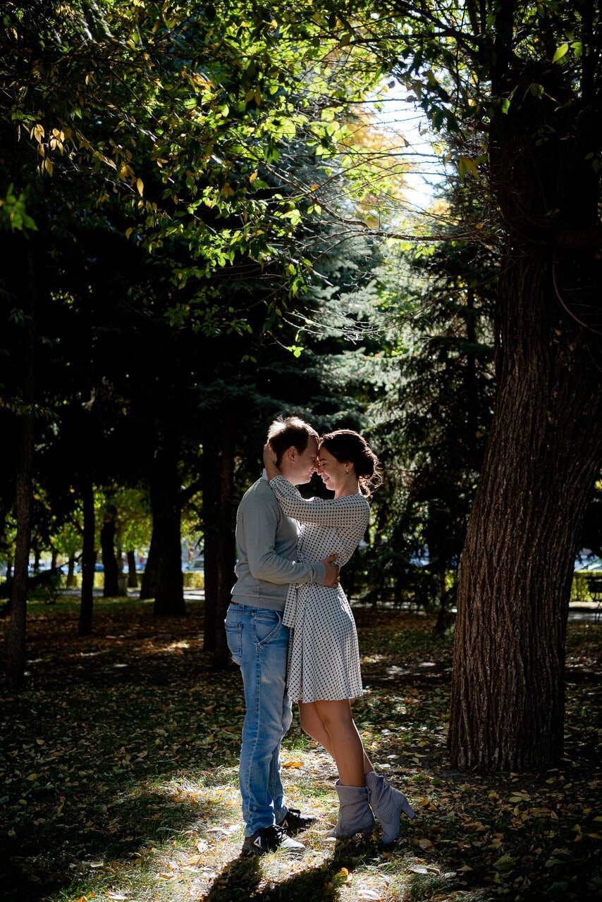 девушка, пара в парке, влюбленные гуляют в парке, лав стори, серебряный бор свадебная фотосессия