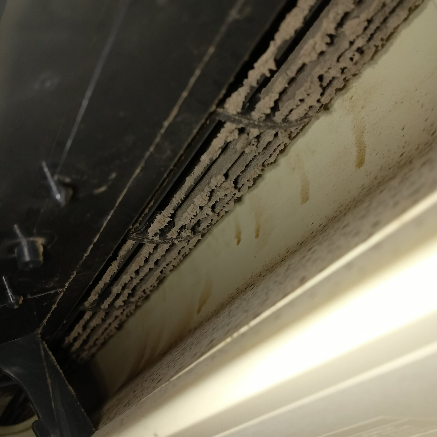 внутренний блок кондиционера, грязный внутренний блок кондиционера, плесень в кондиционере, обслуживание кондиционера, кондиционер