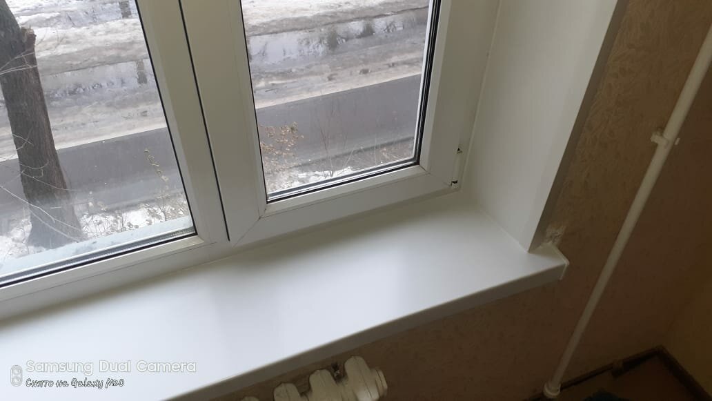 откосы и подоконники, подоконники и откосы для пластиковых окон, подоконники и откосы из мрамора, белое пластиковое окно с подоконником, подоконник