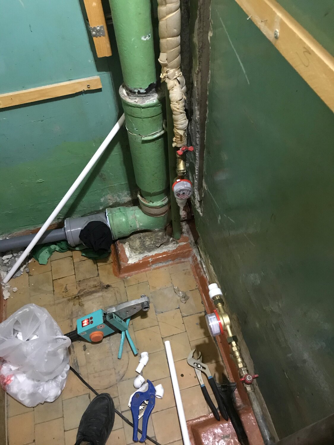 канализационные трубы в квартире, монтаж водопровода в хрущевке, детали для канализации в квартире, подвод канализационной трубы в ванную, канализация