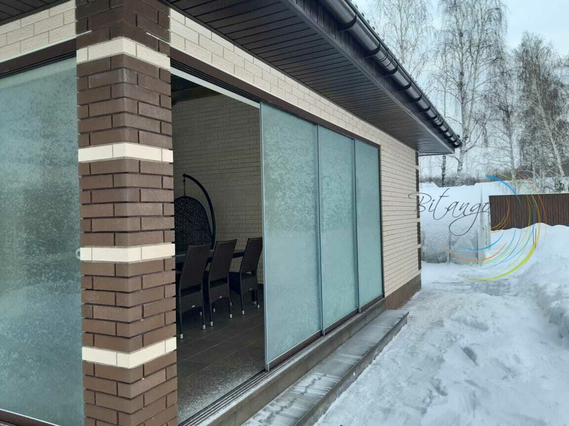 кирпичная односкатная застекленная беседка, веранда из облицовочного кирпича, веранда, терраса с кирпичными столбами и мягкими окнами, зимняя беседка с тамбуром