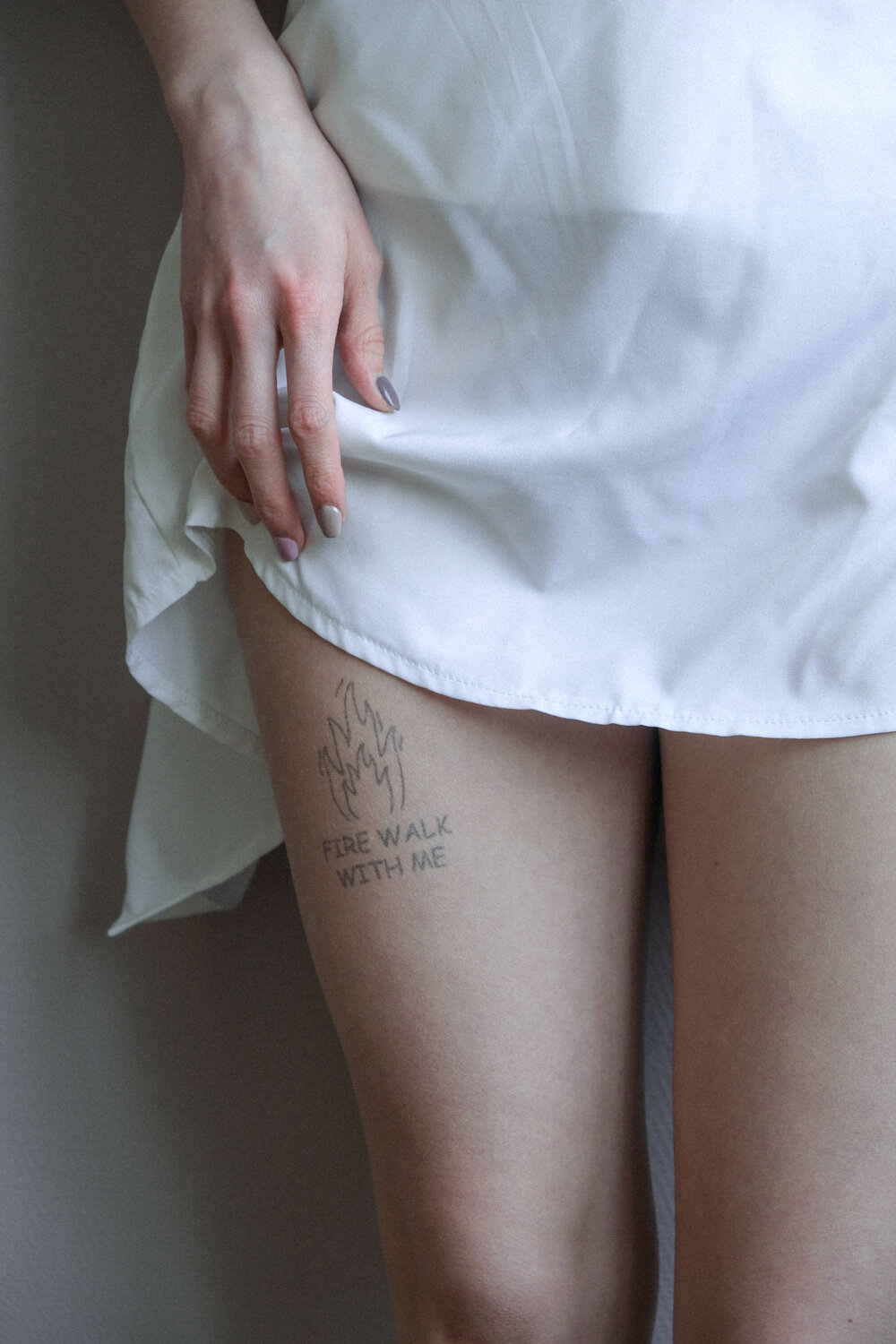 татуировка, тату надпись на ляжке, tattoo, наколки, маленькая тату над локтем