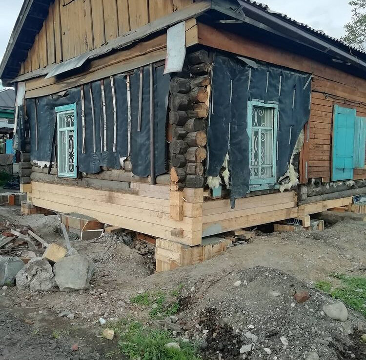 деревянный дом, подъем дома на тумбы, реконструкция старых деревянных домов, подъем венцов в деревянном доме, фундамент старых деревянных домов