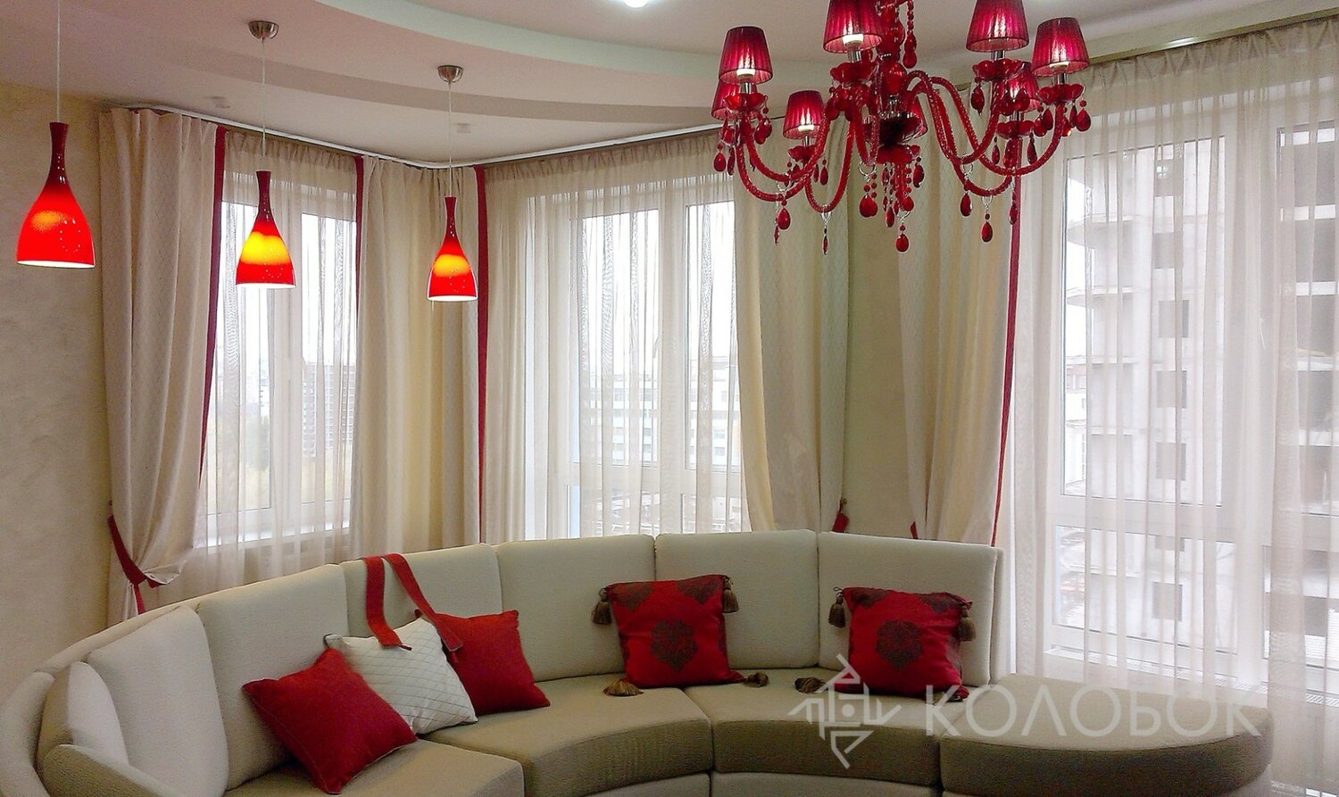 шторы для эркерных окон, шторы в маленький зал, пример штор для гостиной в квартире, модные карнизы для штор, интерьер