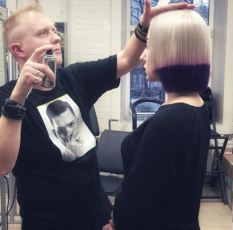 стрижка, стрижка лезвием на короткие волосы, женская стрижка, стрижка в салоне, человек