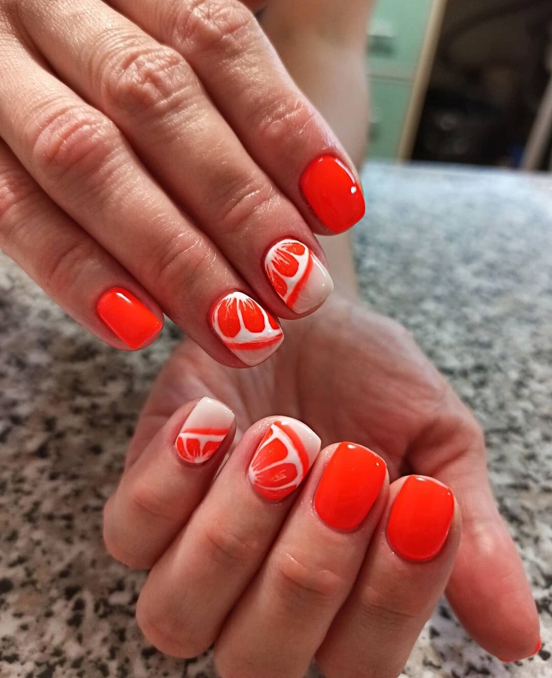 ногти, маникюры, красный маникюр на очень короткие ногти, маникюр в стиле ржд, маникюр на короткие овальные ногти красный