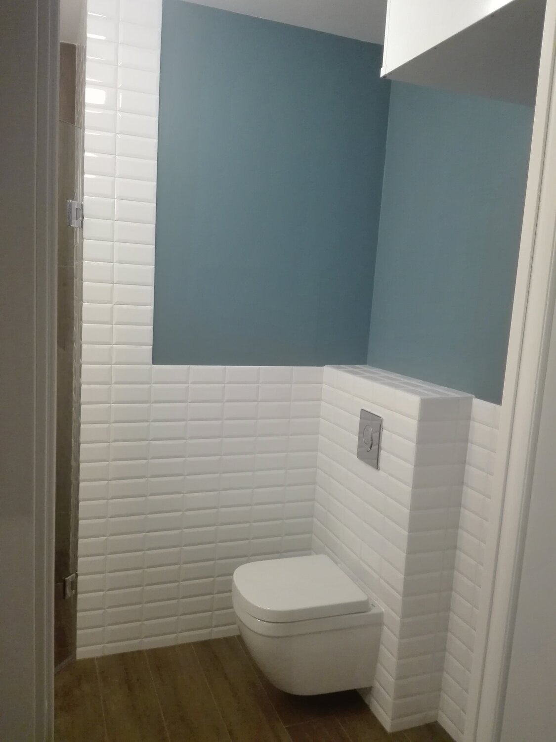 плитка кабанчик в туалете, мятная туалетная комната, кабанчик плитка с коробом в туалете, ванная комната, маленький туалет с плиткой кабанчик