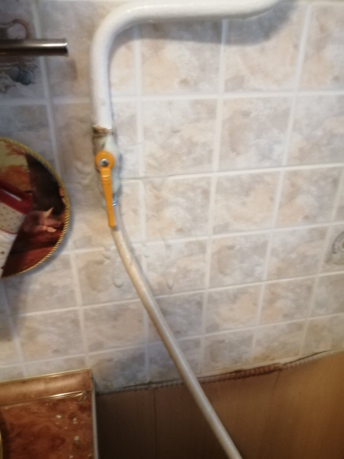 газовый шланг на кухне, газовый шланг в квартире, газовый кран в квартире, трубы для газа в квартире, старый газовый кран на кухне