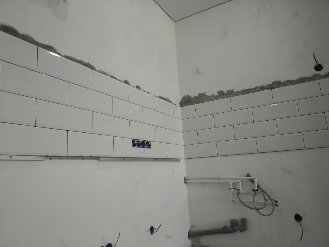 укладка фартука из плитки кабанчик, укладка плитки кабанчик на фартук кухни, укладка плитки кабанчик на фартук, выложить фартук на кухне из плитки, кладка плитки кабанчик на фартук