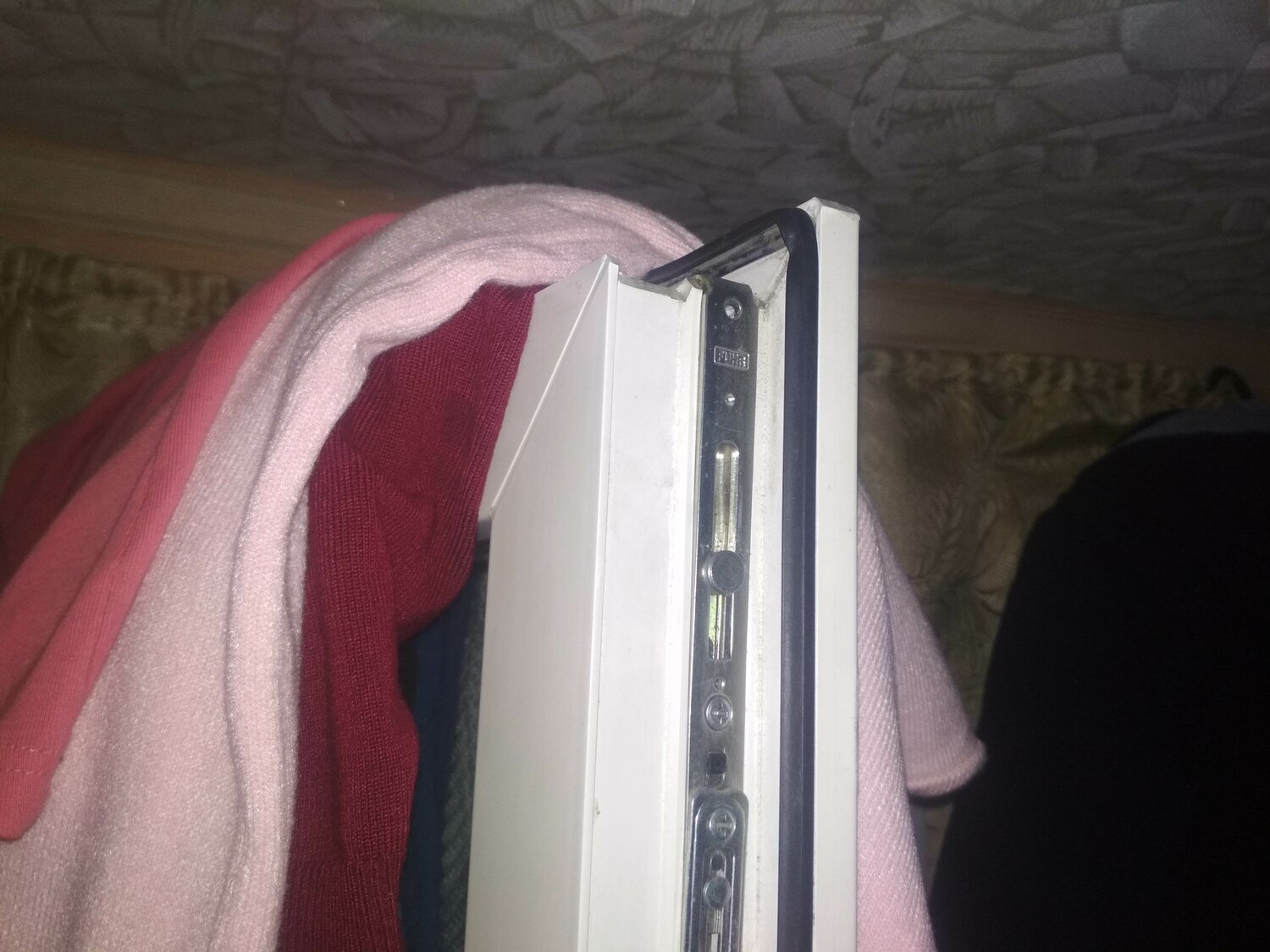 окна, пластиковое окно, декоративная планка на среднюю петлю окна rehau, пластиковые окна sum, фурнитура для пластиковых окон artec