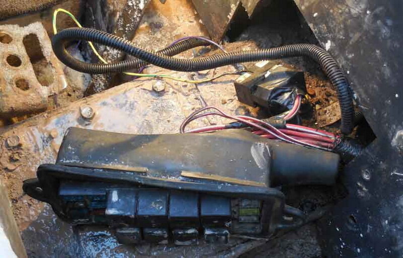 bobcat s175 блок предохранителей, подкапотный монтажный блок уаз патриот, блок предохранителей, предохранитель эбу газель 406, аккумулятор на фольксваген б3