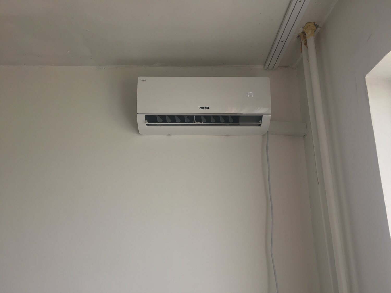 кондиционер, кондиционер comfee msafa-09hrn1-qc2, шкаф под кондиционером, сплит система за шторой, инверторный кондиционер