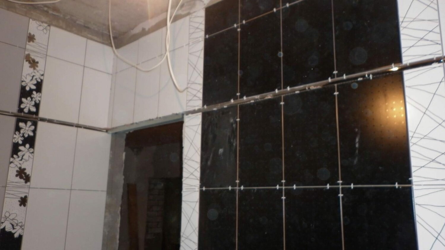 декор углов в ванной комнате при укладке плитки, ванная комната, санузел, плиточные работы, керамическая плитка