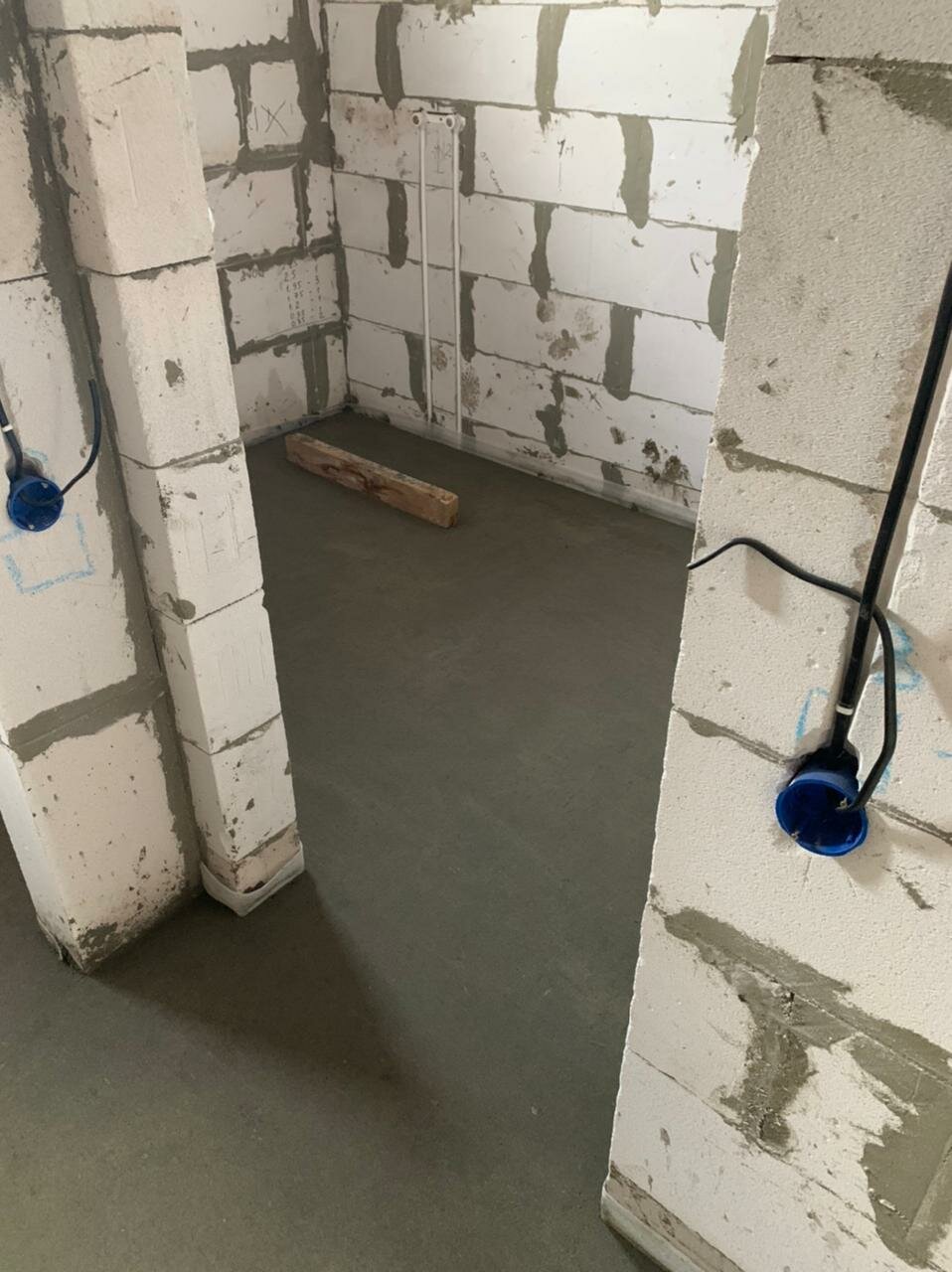 стяжка в доме из газобетона, стяжка пола, гидроизоляция пола в новостройке, наливной пол в сталинке, трубы водоснабжения в газобетоне