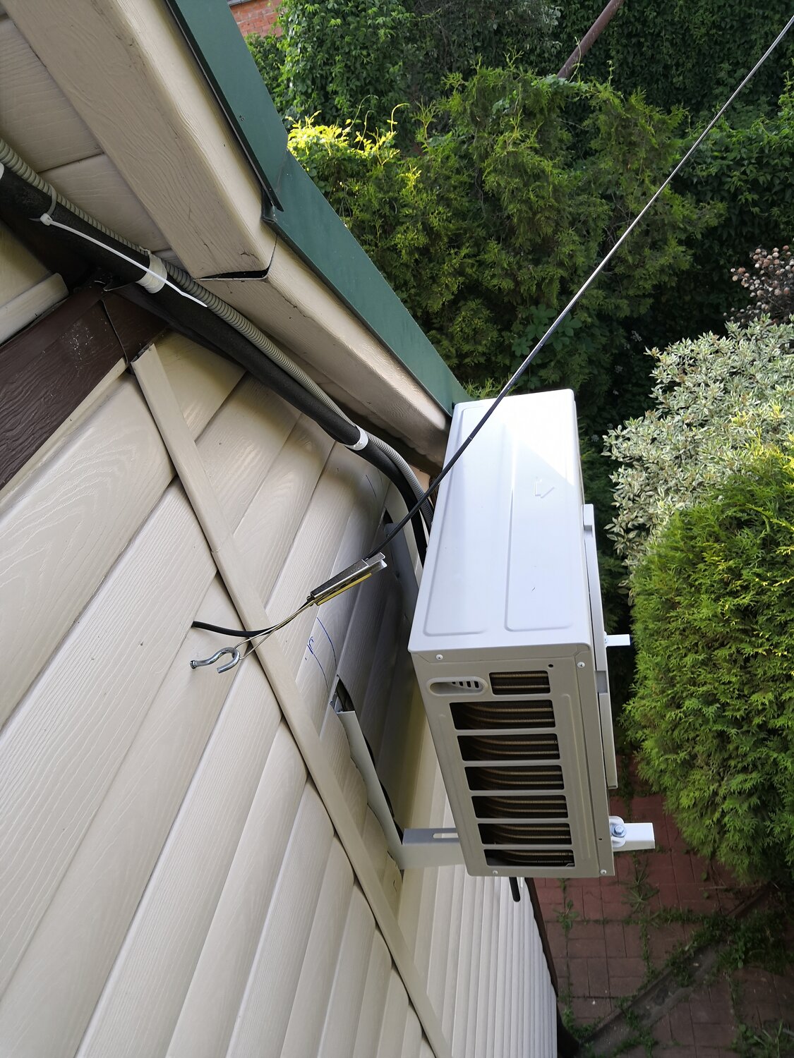 сплит система отвод конденсата, крепление для оконного кондиционера, наружный блок кондиционера, кондиционер, оконный кондиционер