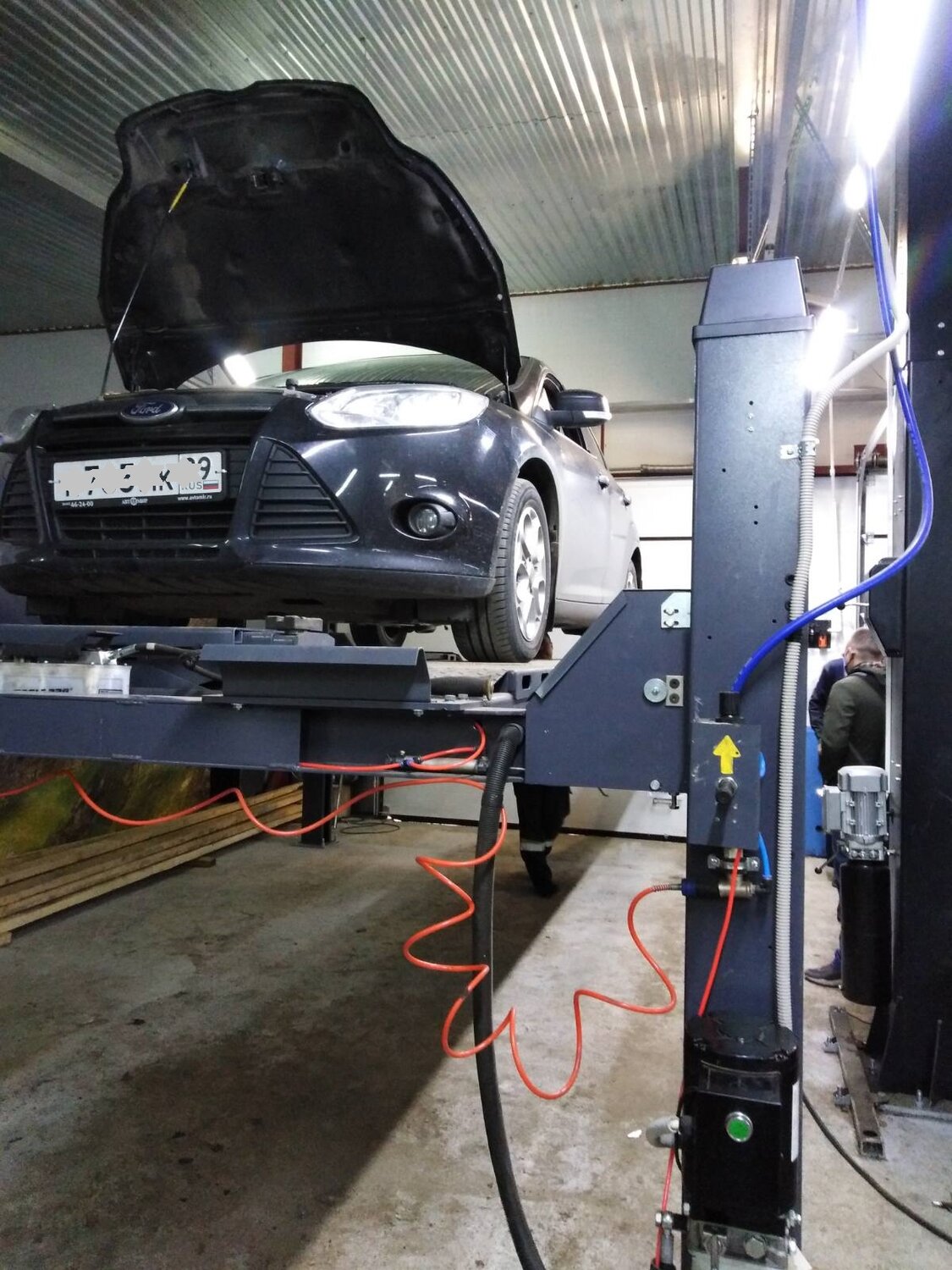 авто, автомобиль, автосервис, камри на подъемнике, оборудование