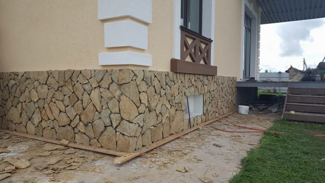 облицовка фундамента диким камнем, цоколь дома отделка под камень, отделка цоколя плитняком, златолит облицовка фундамента, облицовка цоколя песчаником