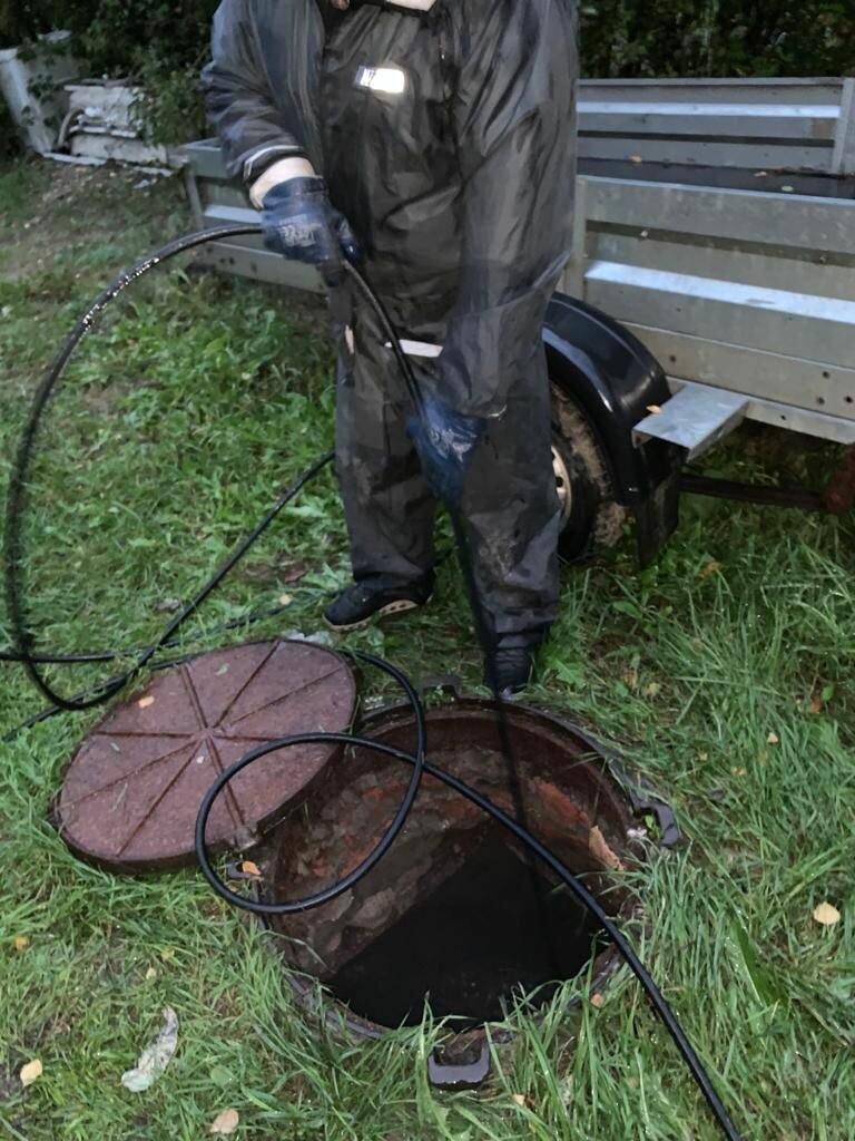 приспособление для прочистки скважины компрессором, промывка канализации, старые насосы для скважин, канализация, скважина