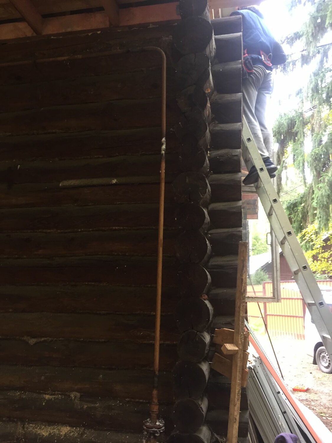 деревянный дом, свесы в бревенчатом доме, сруб, герметик тёплый шов для деревянных домов, перекошенный сруб