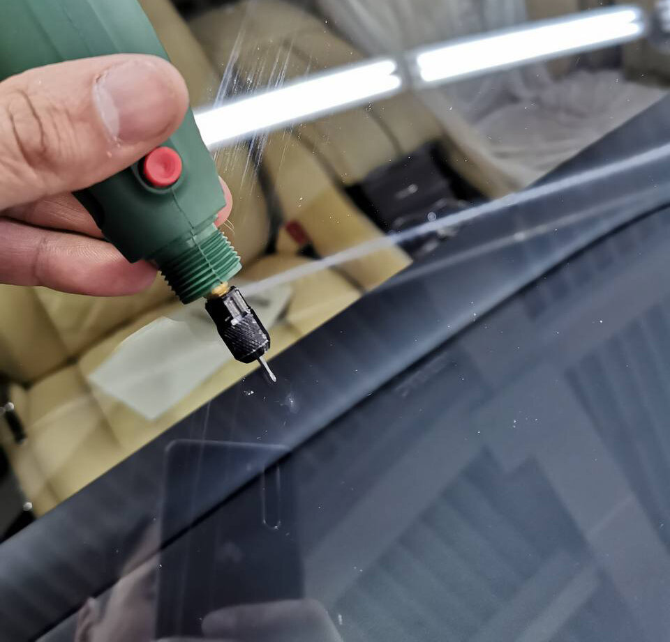 заклейка трещин лобового стекла, полимер для трещин лобового стекла автомобиля, засверлить трещину на лобовом стекле москва, засверлить трещину на лобовом, авто