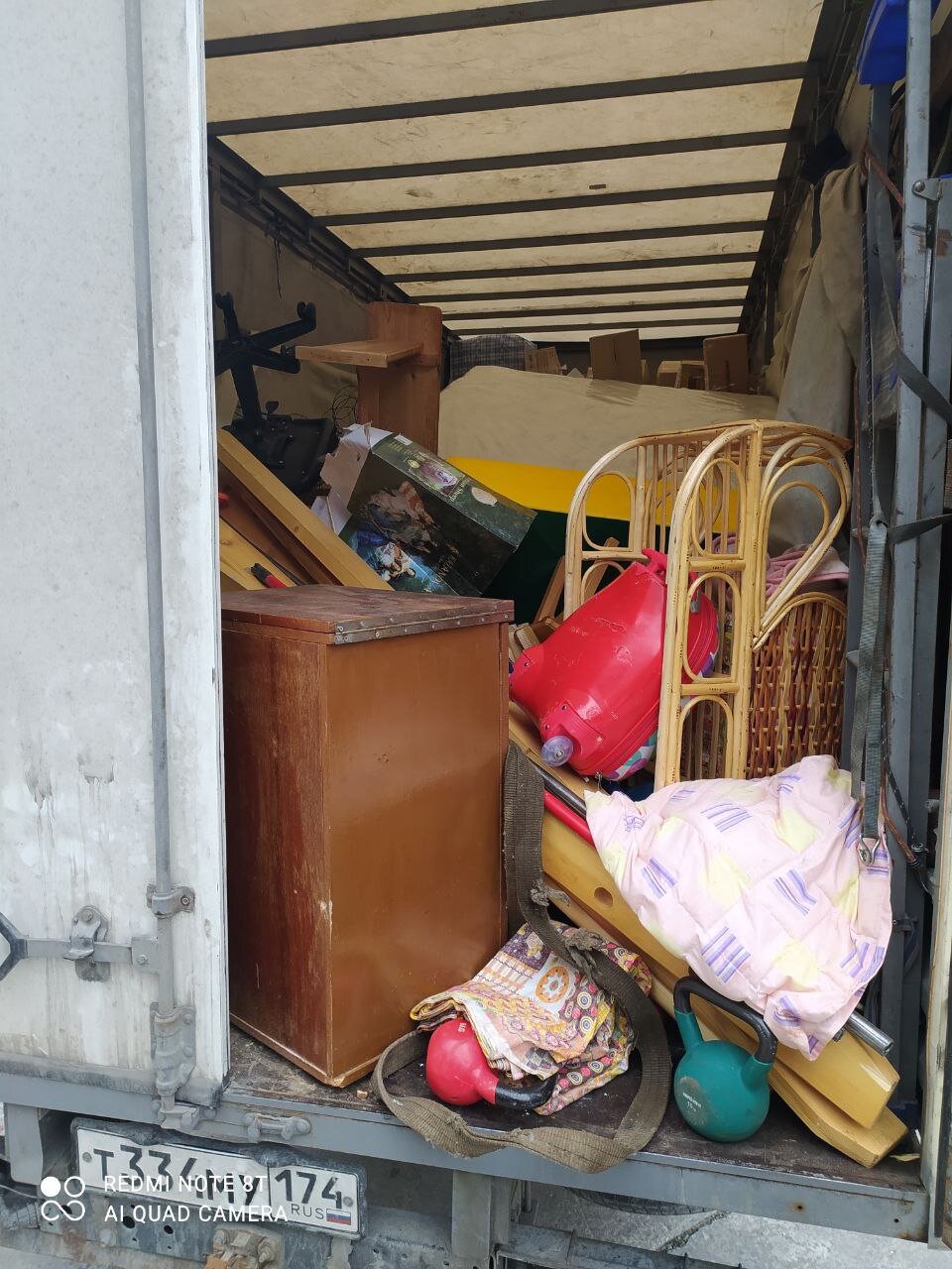 вывоз хлама, хлам, вывоз хлама с дачи, ящик с хламом, вывоз мусора питер