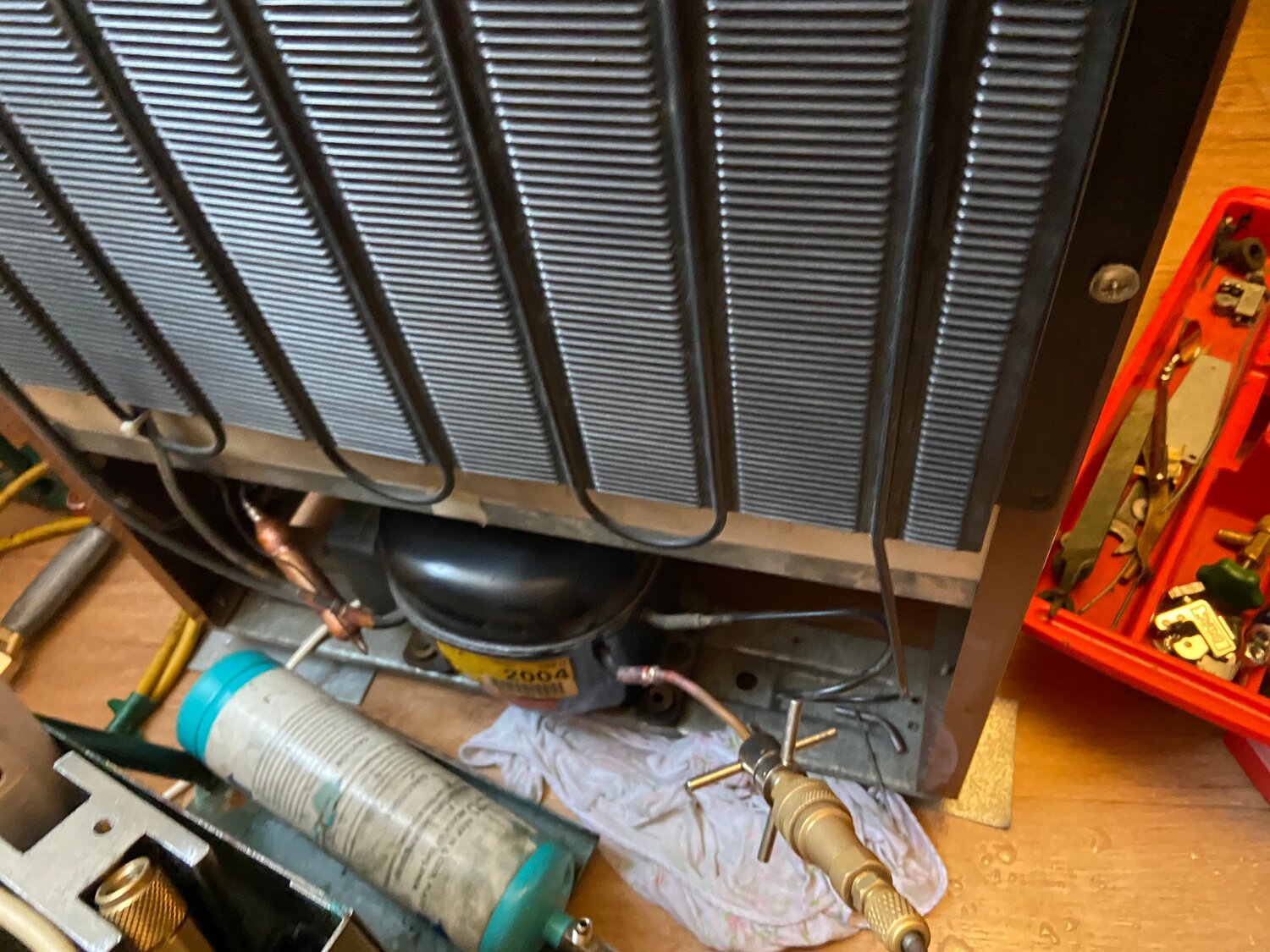 заправка холодильника фреоном вестфрост, холодильник, кондиционер, ремонт холодильника фреон, техника