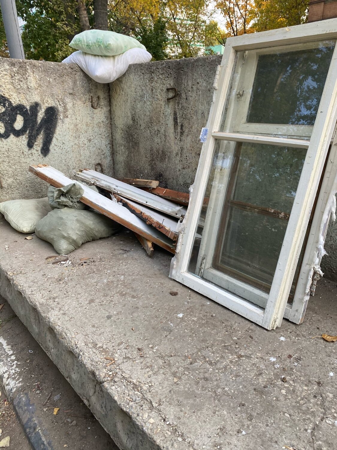 окна, старые пластиковые окна, во дворе, на улицах, здание