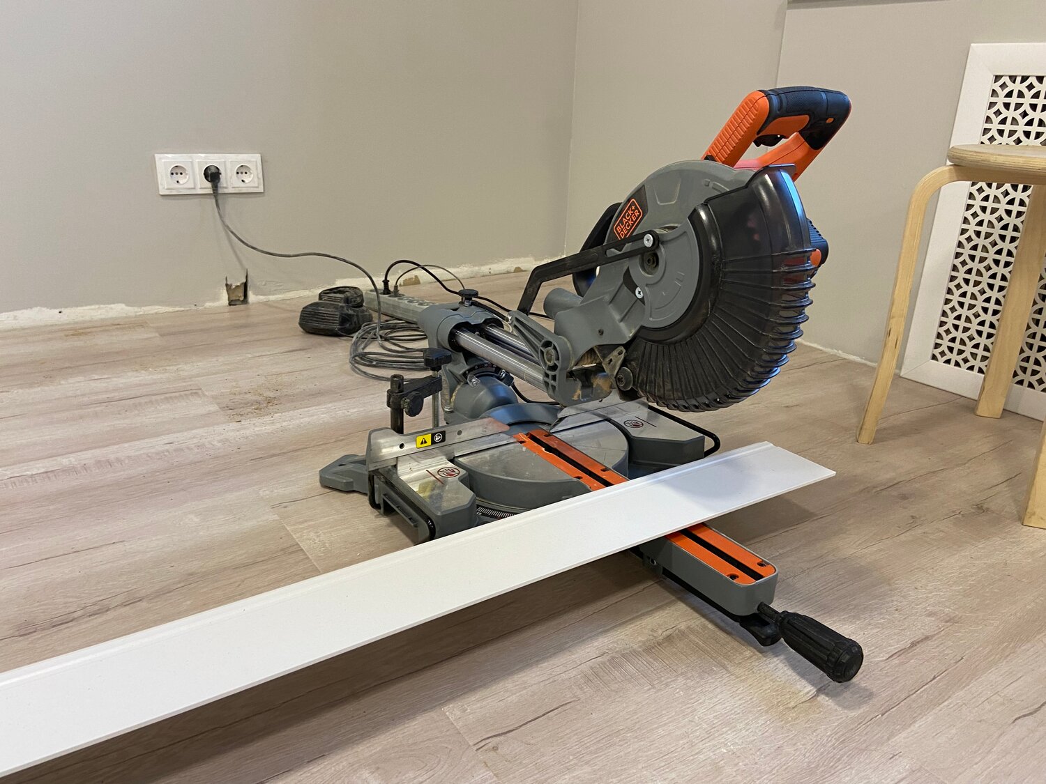 торцовочная пила black+decker bes700-qs, пила торцовочная black decker bes700-qs, 1600, торцовочная пила с протяжкой black decker bes710, торцовочная пила black+decker bes710-qs, пила торцовочная корвет 4м