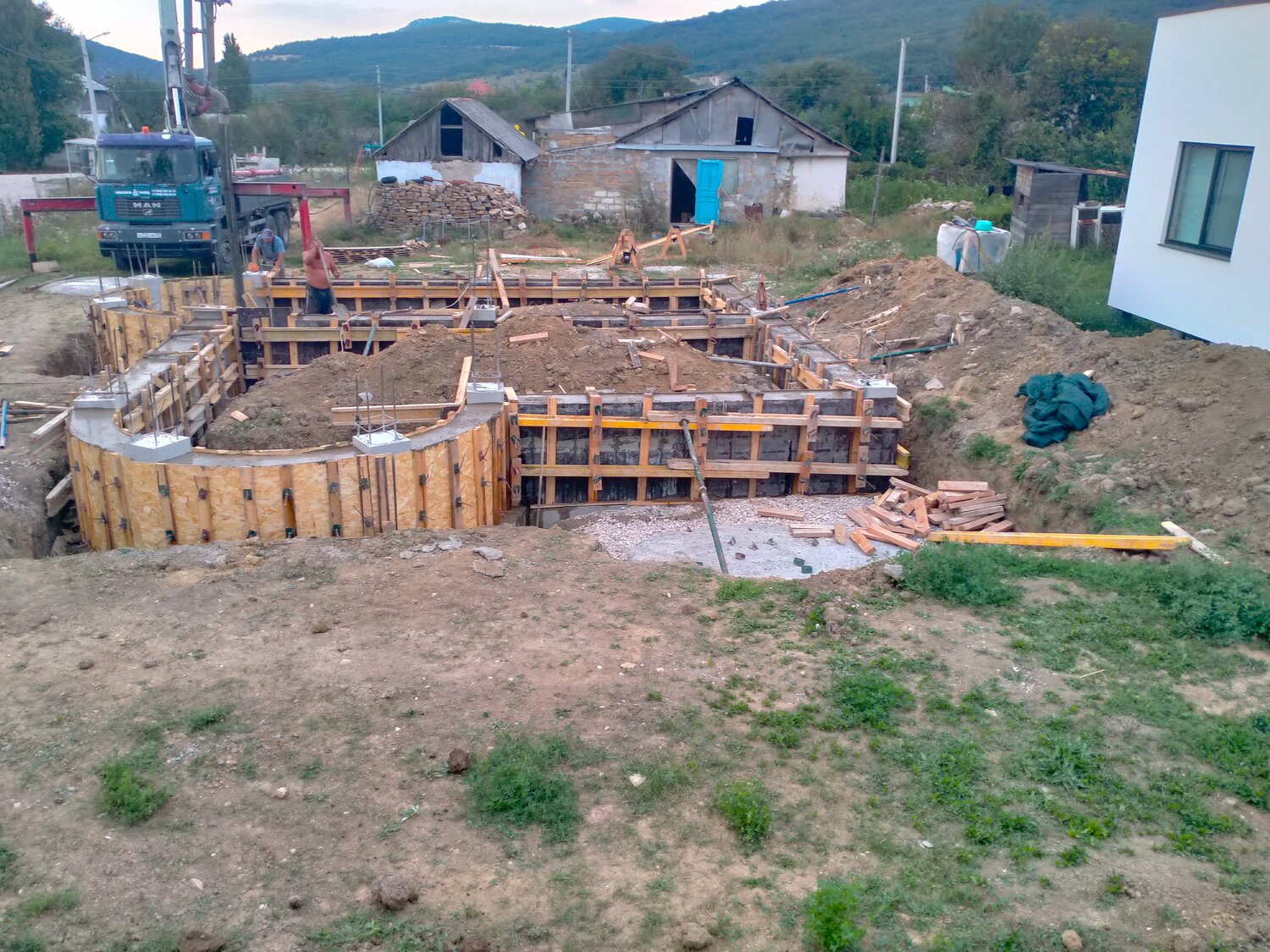 монолитный фундамент под коттедж, фундамент, опалубка для монолитно каркасного дома, опалубка для фундамента гаража, ленточный фундамент