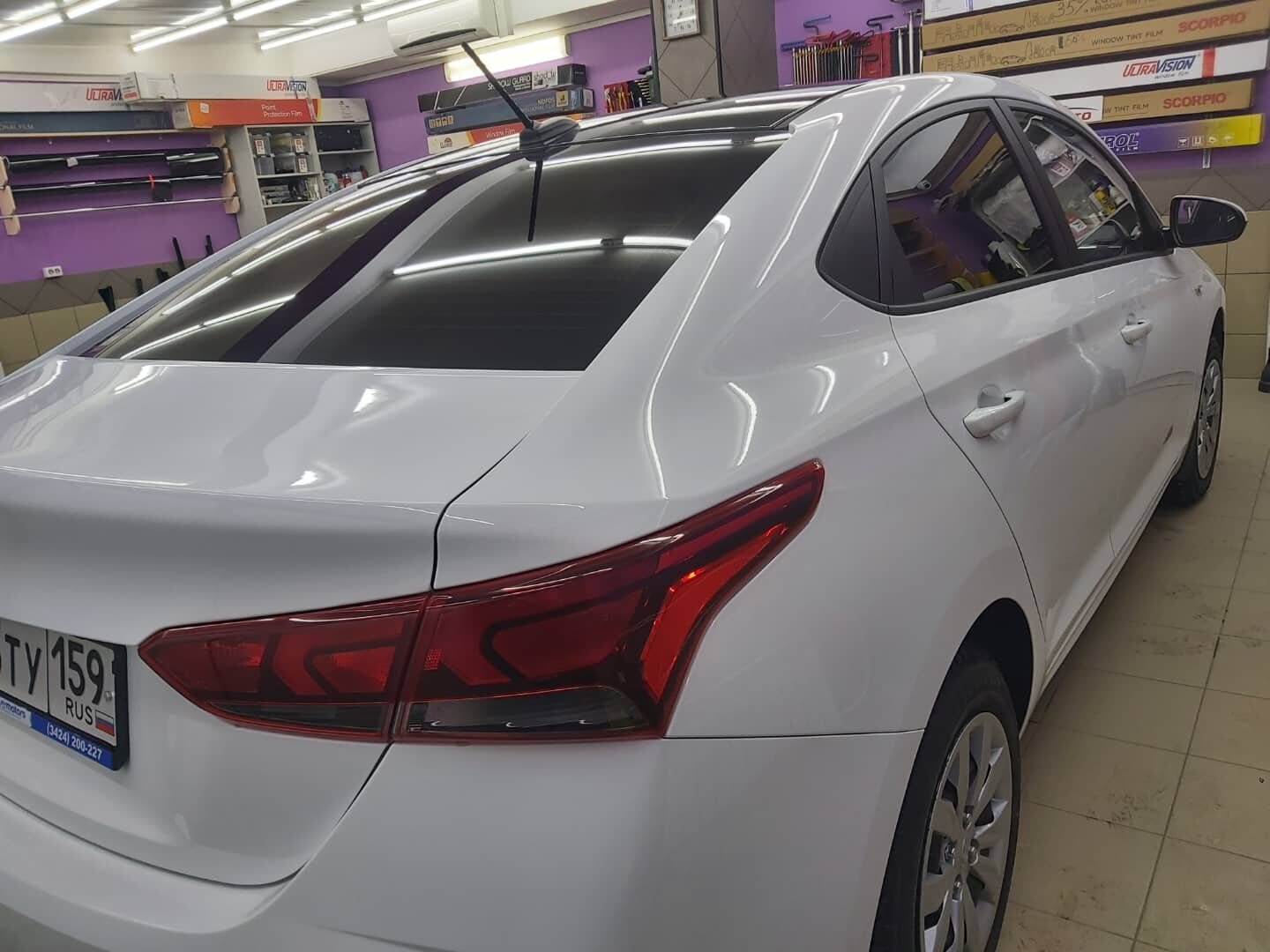 hyundai solaris, focus 3 llumar 35%, солярис 2017 белый в тонировке, белый хендай солярис, hyundai solaris белый