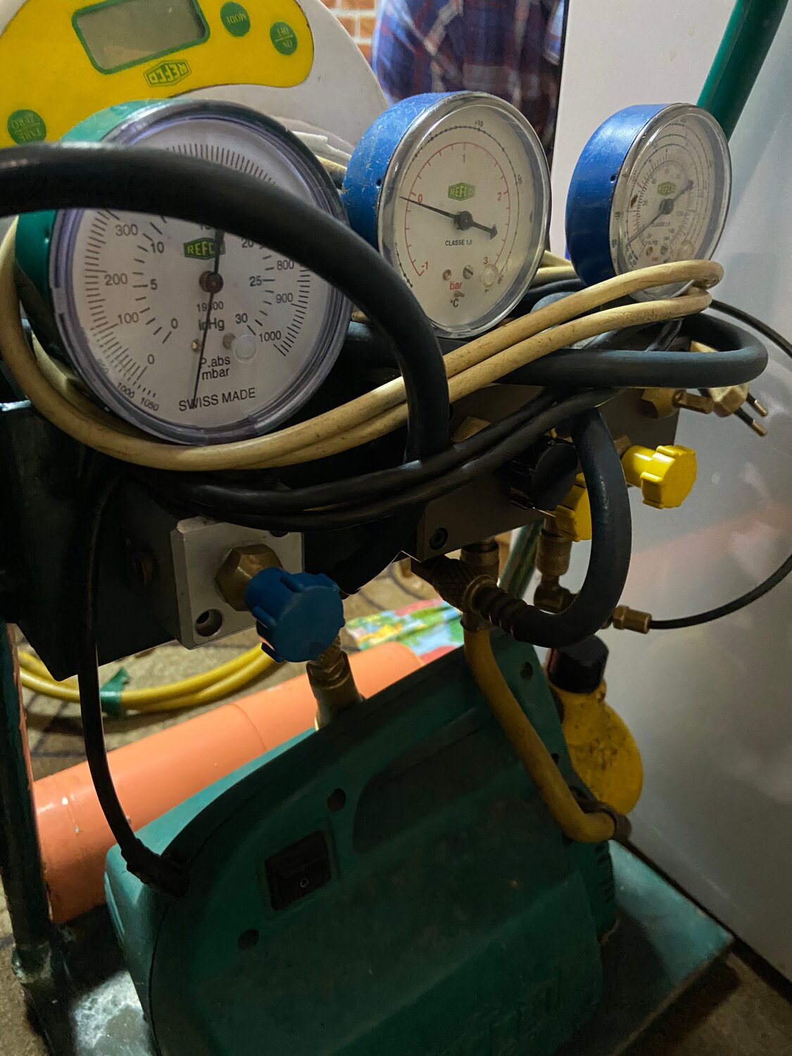 манометр обм1-10, манометр выходного давления cx102, заправочная станция для кондиционеров, манометр на компрессор автомобильный врет, манометр