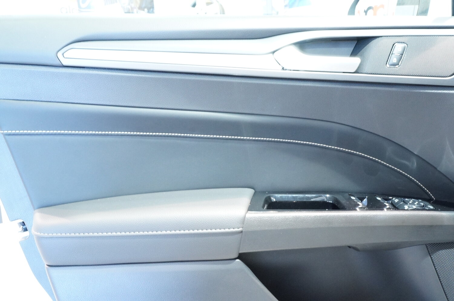 ford mondeo 5 салон дверные карты, tiguan 2 перетяжка дверных карт, дверные карты, салон форд мондео, шкода октавия а5 кожаные вставки двери